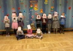 dzieci stoją z namalowanymi misiami